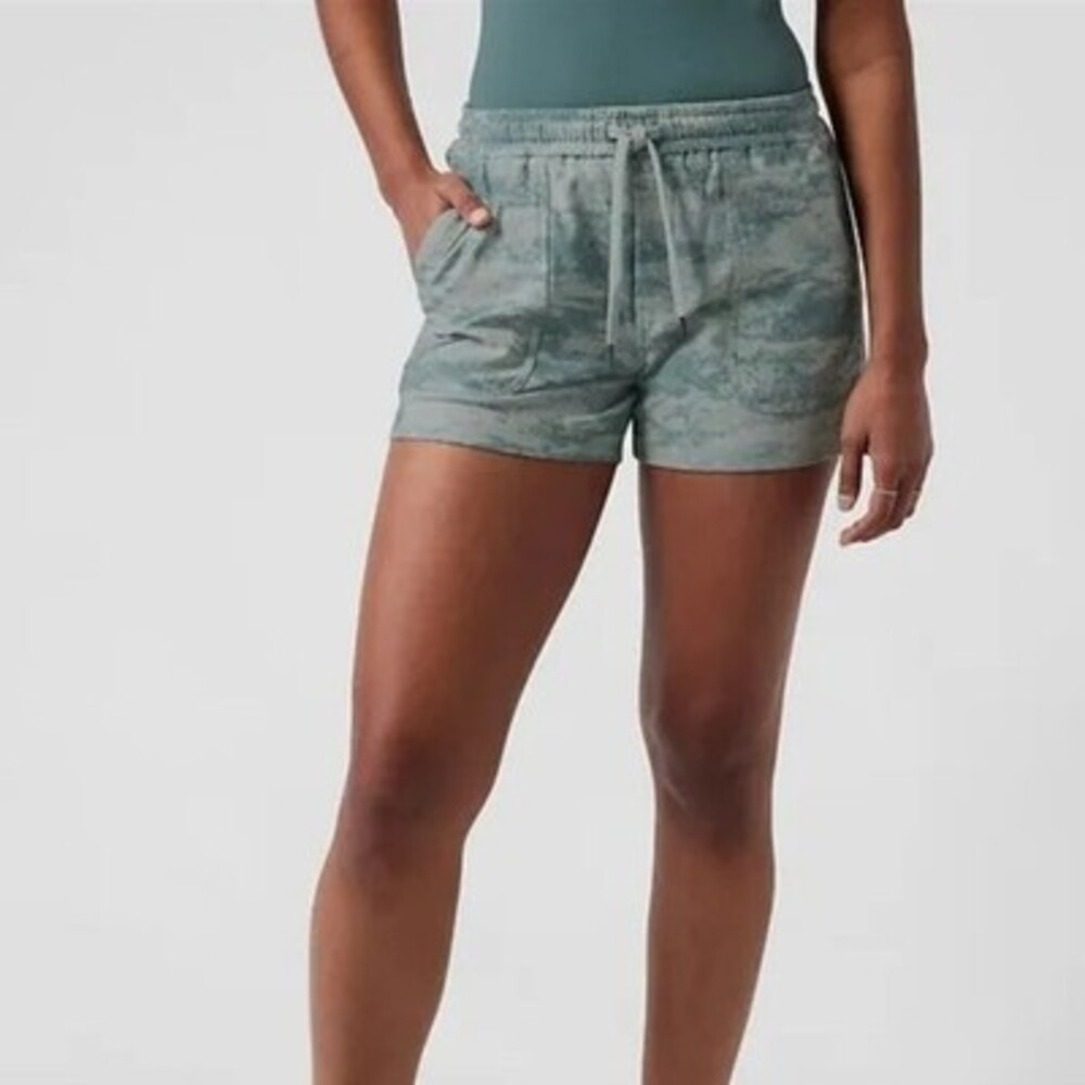 Athleta Farallon short
Athleta Farallon short teal light blue patten
Size XL
N